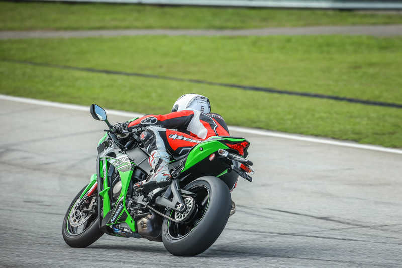 Illustration for article titled Ride Review: The 2016 Kawasaki ZX-10R Is The Amazing Superbike That Won't Kill You